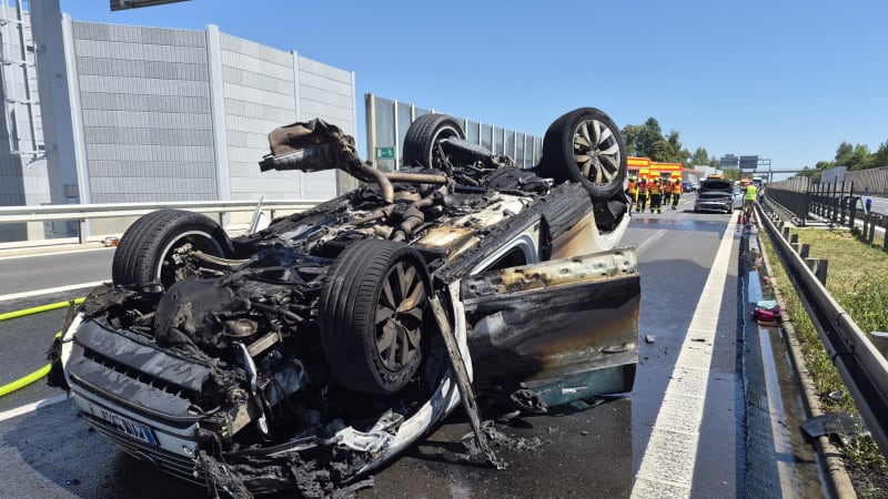 Hromadná nehoda na dálnici D1 u Ostravy: Dvě auta začala hořet, na místě jsou zranění