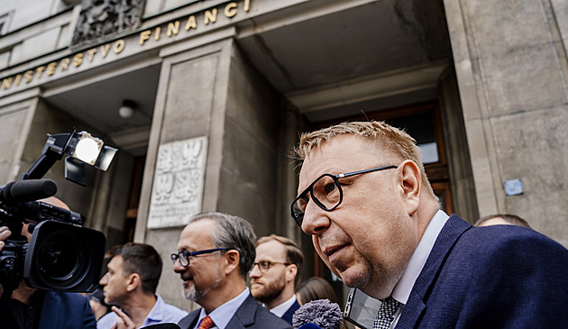 Juchelka slíbil po jednání u Schillerové jedno z nejvyšších přidání na platy