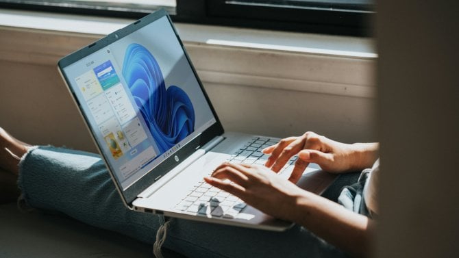 Windows 11 konečně dostává hlavní panel, který Microsoft uživatelům vzal. Zmenšíte jej i přesunete