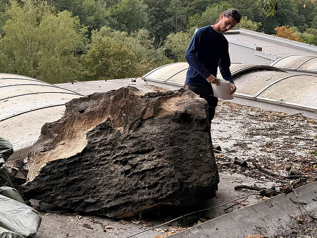 V Děčíně se kus skály zřítil na střechu firmy. Uzavírka silnice způsobila kolony