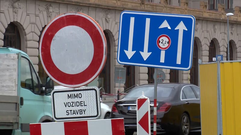 Dopravní peklo v Praze s prázdninami neskončí. Kde se připravit na největší komplikace?