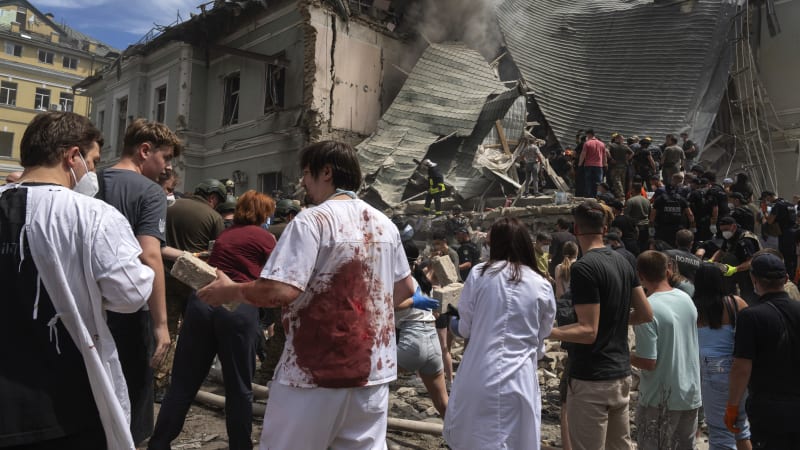 Dvanáct mrtvých, zasažená dětská nemocnice i škola. Rusko tvrdě bombardovalo Kyjev
