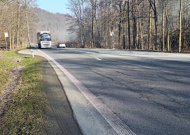 Špunt mezi Opavskem a Novojičínskem. Tah obsadili dělníci, provoz řídí semafory