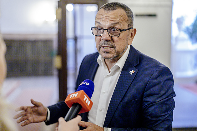 Foldynova manželka chce prodloužit jeho vykázání z domu. Poslanec je zaskočený